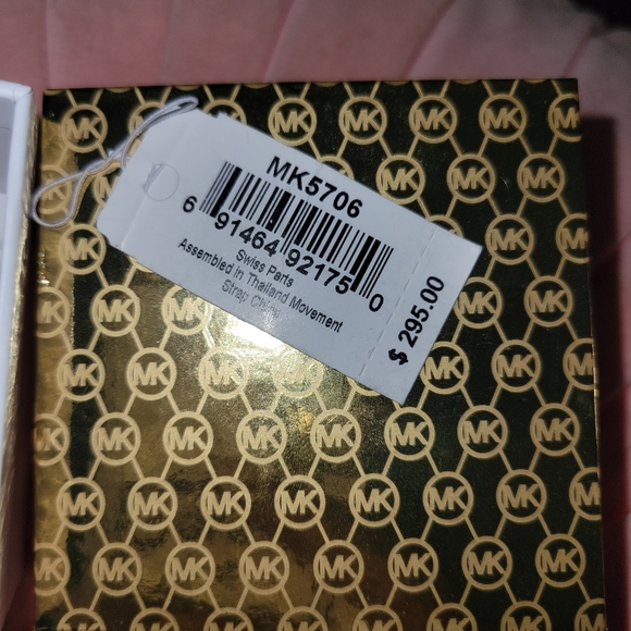 Michael Kors Runway Watch Gold - Picture 5 of 9